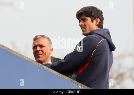 Alastair Cook von Essex und England (R) und Alec Stewart von Surrey auf dem Ankleidezimmer Balkon - Essex CCC Vs Surrey CCC - Vorsaison Cricket Testspiel im Essex County Ground, Chelmsford - 27.03.14 Stockfoto