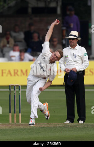 Jamie Porter in bowling Aktion für Essex - Essex CCC Vs Worcestershire CCC - LV County Championship Division zwei Cricket an der Essex County Ground, Chelmsford, Essex - 23.09.14 Stockfoto