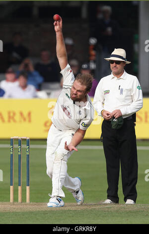 Joe Leach in bowling Aktion für Worcestershire - Essex CCC Vs Worcestershire CCC - LV County Championship Division zwei Cricket an der Essex County Ground, Chelmsford, Essex - 23.09.14 Stockfoto