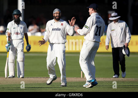 Monty Panesar von Essex feiert dabei das Wicket Daryl Mitchell - Essex CCC Vs Worcestershire CCC - LV County Championship Division zwei Cricket an der Essex County Ground, Chelmsford, Essex - 24.09.14 Stockfoto