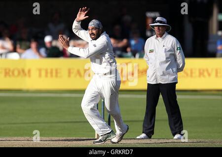 Monty Panesar von Essex feiert dabei das Wicket Daryl Mitchell - Essex CCC Vs Worcestershire CCC - LV County Championship Division zwei Cricket an der Essex County Ground, Chelmsford, Essex - 24.09.14 Stockfoto