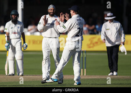 Monty Panesar von Essex feiert dabei das Wicket Daryl Mitchell - Essex CCC Vs Worcestershire CCC - LV County Championship Division zwei Cricket an der Essex County Ground, Chelmsford, Essex - 24.09.14 Stockfoto