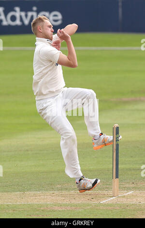 Jamie Porter in bowling Aktion für Essex - Essex CCC Vs Worcestershire CCC - LV County Championship Division zwei Cricket an der Essex County Ground, Chelmsford, Essex - 25.09.14 Stockfoto