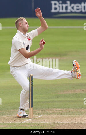 Jamie Porter in bowling Aktion für Essex - Essex CCC Vs Worcestershire CCC - LV County Championship Division zwei Cricket an der Essex County Ground, Chelmsford, Essex - 25.09.14 Stockfoto