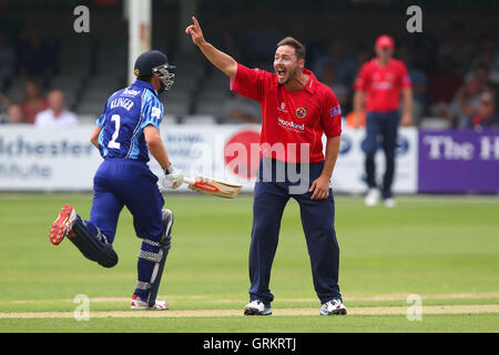 Graham Napier von Essex mit einem Appell für ein Wicket - Essex Adler Vs Gloucestershire CCC - Royal London-ein-Tages-Cup an der Essex County Ground, Chelmsford, Essex - 08.08.14 Stockfoto