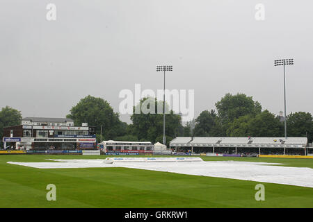 Die Abdeckungen sind auf dem Spielfeld wie Regen Verzögerungen - Essex Adler Vs Gloucestershire CCC - Royal London-ein-Tages-Cup an der Essex County Ground, Chelmsford, Essex - 08.08.14 spielen Stockfoto