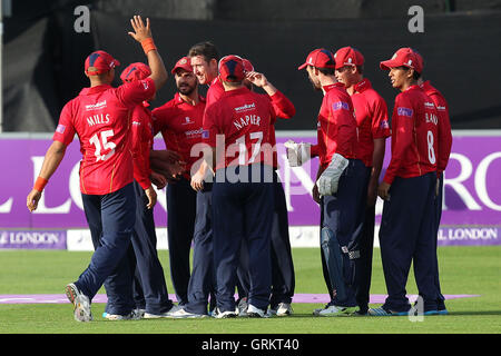 David Masters of Essex ist auf das Wicket Michael Carberry - Essex Adler Vs Hampshire CCC - Royal London Eintages-Cup an der Essex County Ground, Chelmsford, Essex - 13.08.14 gratulierte. Stockfoto