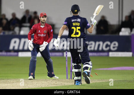 James Foster von Essex rundet das laufen von Chris Wood - Essex Adler Vs Hampshire CCC - Royal London-ein-Tages-Cup an der Essex County Ground, Chelmsford, Essex - 13.08.14 Stockfoto