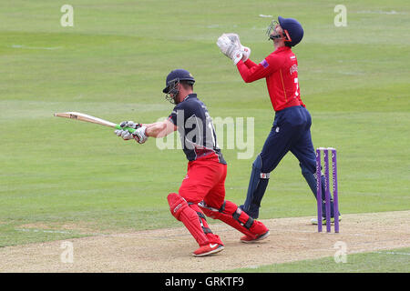 James Foster von Essex hält sich an einen Haken, Steven Croft entlassen aus der Bowling von Matt Salisbury - Essex Adler Vs Lancashire Blitz - Royal London-ein-Tages-Cup an der Essex County Ground, Chelmsford, Essex - 08.05.14 Stockfoto