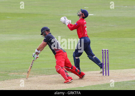 James Foster von Essex hält sich an einen Haken, Steven Croft entlassen aus der Bowling von Matt Salisbury - Essex Adler Vs Lancashire Blitz - Royal London-ein-Tages-Cup an der Essex County Ground, Chelmsford, Essex - 08.05.14 Stockfoto