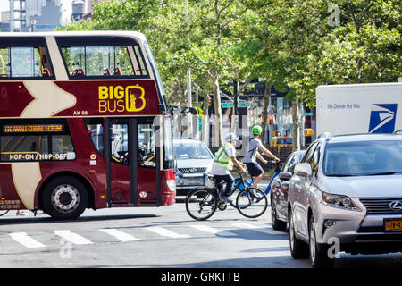 New York City, NY NYC, Lower Manhattan, Chinatown, Allen Street, Kreuzung, Tourbus, Doppeldecker, Fahrräder Radfahren Reiten Radfahrer Reiter Stockfoto