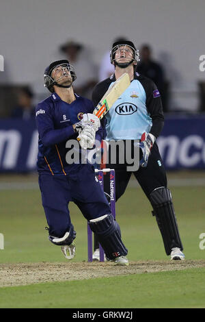 Ben Foakes von Essex sieht in den Himmel, als er eine Bowlingbahn Kevin O'Brien - Essex Adler Vs Surrey Löwen - NatWest T20 Blast Cricket im Essex County Ground, Chelmsford - 07.04.14 Löcher Stockfoto