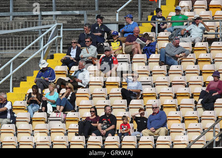 Zuschauer blicken auf während drei Tages - Glamorgan CCC Vs Essex CCC - LV County Championship Division zwei Cricket in St Helens Ground, Swansea, Wales - 17.08.14 Stockfoto