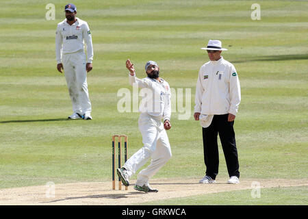 Monty Panesar im bowling Aktion für Essex - Glamorgan CCC Vs Essex CCC - LV County Championship Division zwei Cricket an Str. Helens Boden, Swansea, Wales - 17.08.14 Stockfoto