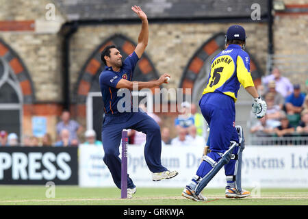 Ravi Bopara in bowling Aktion für Essex - Gloucestershire CCC Vs Essex Eagles - NatWest T20 Blast Cricket am Cheltenham College, Cheltenham, Gloucestershire - 20.07.14 Stockfoto