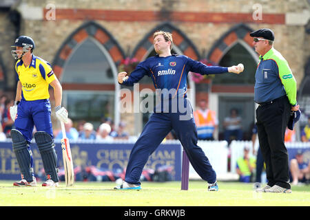 Tim Phillips in bowling Aktion für Essex - Gloucestershire CCC Vs Essex Eagles - NatWest T20 Blast Cricket am Cheltenham College, Cheltenham, Gloucestershire - 20.07.14 Stockfoto
