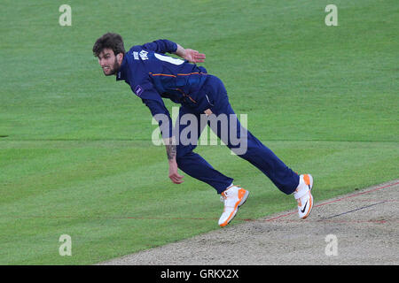 Reece Topley in bowling Aktion für Essex - Hampshire CCC Vs Essex Eagles - NatWest T20 Blast Cricket im Ageas Schüssel, West End, Hampshire - 30.05.14 Stockfoto