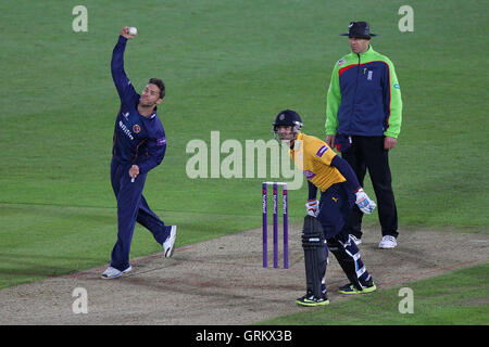 Greg Smith in bowling Aktion für Essex - Hampshire CCC Vs Essex Eagles - NatWest T20 Blast Cricket im Ageas Schüssel, West End, Hampshire - 30.05.14 Stockfoto