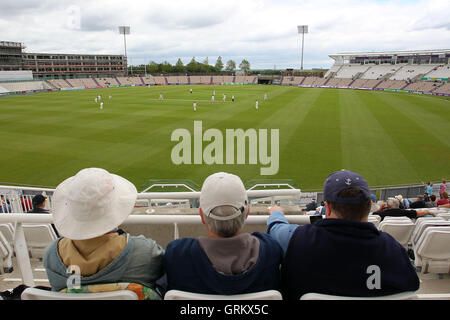 Zuschauer blicken auf bei Tag eins - Hampshire CCC Vs Essex CCC - LV County Championship Division zwei Cricket an der Ageas Schüssel, West End, Southampton - 15.06.14 Stockfoto