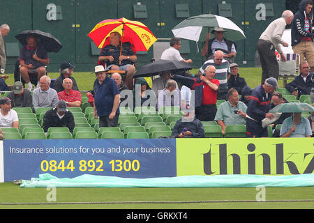 Sonnenschirme, rund um den Boden als Regen Verzögerungen spielen - Kent CCC Vs Essex CCC - LV County Championship Division zwei Cricket auf dem St. Lawrence Ground, Canterbury - 06.09.14 Stockfoto