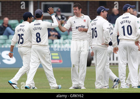 Von David Masters (C) Essex ist auf das Wicket Greg Smith - Leicestershire CCC Vs Essex CCC - LV County Championship Division zwei Cricket bei Grace Road, Leicester - 15.09.14 gratulierte. Stockfoto