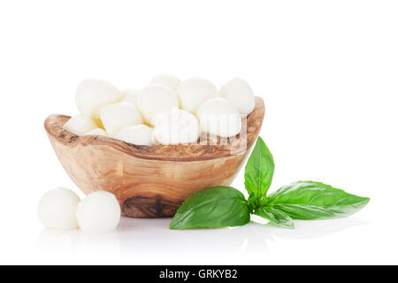 Mozzarella-Käse und Basilikum-Kräuter lässt. Isoliert auf weißem Hintergrund Stockfoto