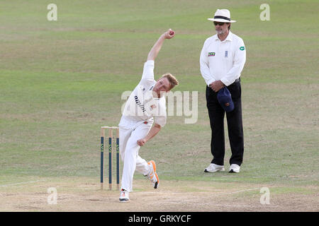 Jamie Porter in bowling Aktion für Essex - Leicestershire CCC Vs Essex CCC - LV County Championship Division zwei Cricket bei Grace Road, Leicester - 16.09.14 Stockfoto