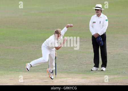 Jamie Porter in bowling Aktion für Essex - Leicestershire CCC Vs Essex CCC - LV County Championship Division zwei Cricket bei Grace Road, Leicester - 16.09.14 Stockfoto