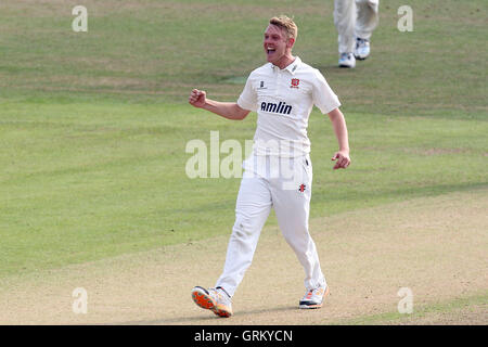 Jamie Porter von Essex feiert unter das Wicket Angus Robson - Leicestershire CCC Vs Essex CCC - LV County Championship Division zwei Cricket auf Grace Road, Leicester - 16.09.14 Stockfoto