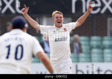 Jamie Porter von Essex feiert unter das Wicket Dan Redfern - Leicestershire CCC Vs Essex CCC - LV County Championship Division zwei Cricket auf Grace Road, Leicester - 16.09.14 Stockfoto