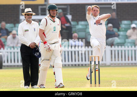 Jamie Porter in bowling Aktion für Essex - Leicestershire CCC Vs Essex CCC - LV County Championship Division zwei Cricket bei Grace Road, Leicester - 16.09.14 Stockfoto