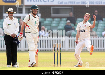 Jamie Porter in bowling Aktion für Essex - Leicestershire CCC Vs Essex CCC - LV County Championship Division zwei Cricket bei Grace Road, Leicester - 16.09.14 Stockfoto