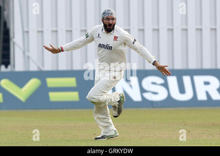 Monty Panesar von Essex feiert unter das Wicket Leicestershire Schlagmann Greg Smith - Leicestershire CCC Vs Essex CCC - LV County Championship Division zwei Cricket auf Grace Road, Leicester - 16.09.14 Stockfoto