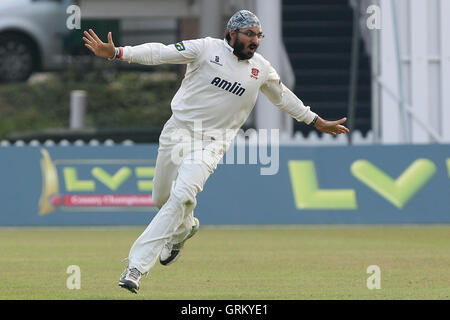 Monty Panesar von Essex feiert unter das Wicket Leicestershire Schlagmann Greg Smith - Leicestershire CCC Vs Essex CCC - LV County Championship Division zwei Cricket auf Grace Road, Leicester - 16.09.14 Stockfoto