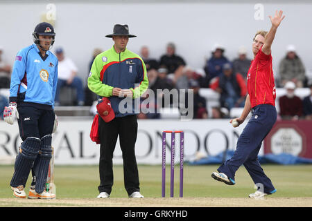 Tom Westley in bowling Aktion für Essex - Northamptonshire Heiligen Vs Essex Adler - Royal London Eintages-Cup auf dem County Ground, Northampton - 21.08.14 Stockfoto