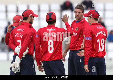 David Masters of Essex (2. R) ist das Wicket Graeme White - Northamptonshire Steelbacks Vs Essex Adler - Royal London Eintages-Cup auf dem County Ground, Northampton - 21.08.14 gratuliert Stockfoto