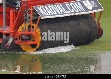 Ein Super Sopper dient zum Entfernen von Wasser aus der Feldspieler am Tag eins - Surrey CCC Vs Essex CCC - LV County Championship Division zwei Cricket am Kia Oval, Kennington, London - 20.04.14 Stockfoto