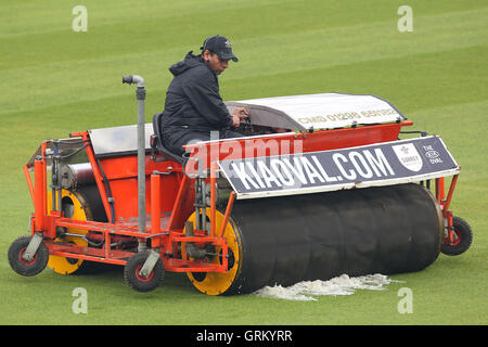 Ein Super Sopper dient zum Entfernen von Wasser aus der Feldspieler am Tag eins - Surrey CCC Vs Essex CCC - LV County Championship Division zwei Cricket am Kia Oval, Kennington, London - 20.04.14 Stockfoto