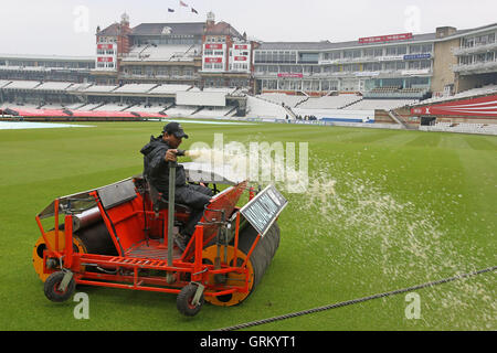 Ein Super Sopper dient zum Entfernen von Wasser aus der Feldspieler am Tag eins - Surrey CCC Vs Essex CCC - LV County Championship Division zwei Cricket am Kia Oval, Kennington, London - 20.04.14 Stockfoto