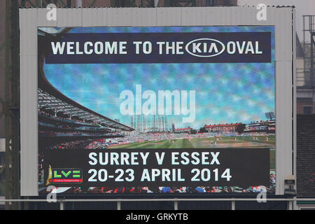 Eine Großbildleinwand am Boden wirbt das Spiel aber kein Spiel ist möglich, vor dem Mittagessen am Tag eins - Surrey CCC Vs Essex CCC - LV County Championship Division zwei Cricket am Kia Oval, Kennington, London - 20.04.14 Stockfoto