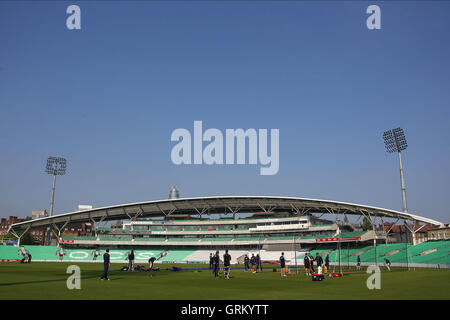 Gesamtansicht des Bodens als die Spieler Aufwärmen vor zwei Tag - Surrey CCC Vs Essex CCC - LV County Championship Division zwei Cricket am Kia Oval, Kennington, London - 21.04.14 Stockfoto