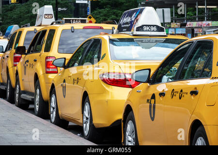 New York City, NY NYC Lower Manhattan, Finanzviertel, gelb, Taxistand, Taxi, Taxi, geparkt, Auto, SUV, Werbung, warten, NY160716034 Stockfoto