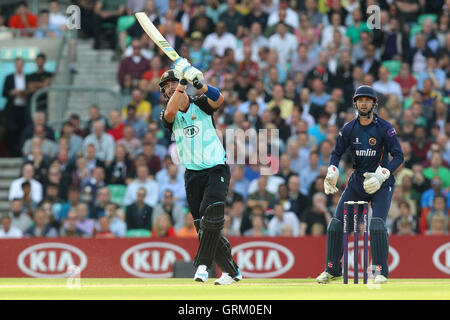 Kevin Pietersen von Surrey sieht in den Himmel, wie er zu Ravi Bopara - Surrey Löwen Vs Essex Eagles - NatWest T20 Blast Cricket bei Kia Oval, London - 06.06.14 Löcher Stockfoto