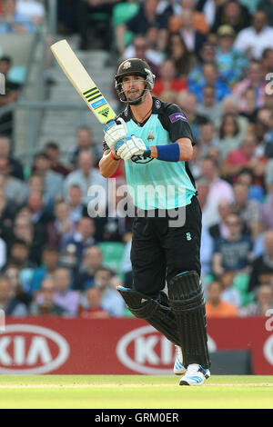 Kevin Pietersen von Surrey sieht in den Himmel, wie er zu Ravi Bopara - Surrey Löwen Vs Essex Eagles - NatWest T20 Blast Cricket bei Kia Oval, London - 06.06.14 Löcher Stockfoto