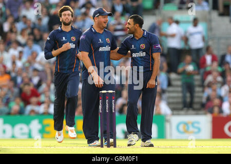 Ravi Bopara (R) von Essex feiert dabei das Wicket Kevin Pietersen - Surrey Löwen Vs Essex Eagles - NatWest T20 Blast Cricket bei Kia Oval, London - 06.06.14 Stockfoto