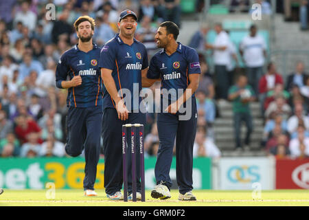 Ravi Bopara (R) von Essex feiert dabei das Wicket Kevin Pietersen - Surrey Löwen Vs Essex Eagles - NatWest T20 Blast Cricket bei Kia Oval, London - 06.06.14 Stockfoto