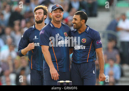 Ravi Bopara (R) von Essex feiert dabei das Wicket Kevin Pietersen - Surrey Löwen Vs Essex Eagles - NatWest T20 Blast Cricket bei Kia Oval, London - 06.06.14 Stockfoto