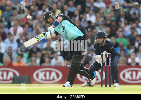 Kevin Pietersen von Surrey Löcher eine Bowlingbahn Ravi Bopara wie James Foster auf - Surrey Löwen Vs Essex Eagles - NatWest T20 Blast Cricket bei Kia Oval, London - 06.06.14 sieht Stockfoto