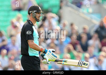 Kevin Pietersen geht raus für Surrey - Surrey Löwen Vs Essex Eagles - NatWest T20 Blast Cricket bei Kia Oval, London - 06.06.14 Fledermaus Stockfoto