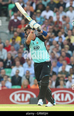 Kevin Pietersen von Surrey Löcher heraus aus der Bowling von Ravi Bopara - Surrey Löwen Vs Essex Eagles - NatWest T20 Blast Cricket bei Kia Oval, London - 06.06.14 Stockfoto